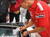 Michael Schumacher beim Unterschreiben einer gelaserten Scheibe für die Brain- and Spine Foundation beim GP von Ungarn 3D Modell Michael Schumacher beim Unterschreiben einer gelaserten Scheibe für die Brain- and Spine Foundation beim GP von Ungarn 3D Modell